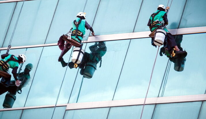 تنظيف الواجهات الزجاجية