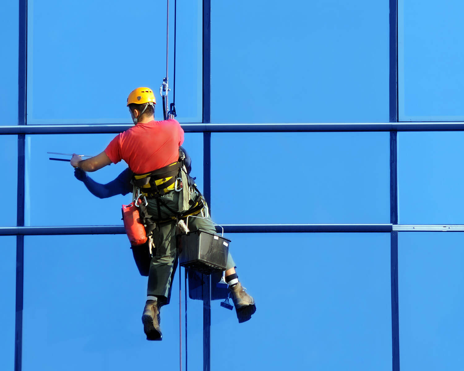 تنظيف الواجهات الزجاجية