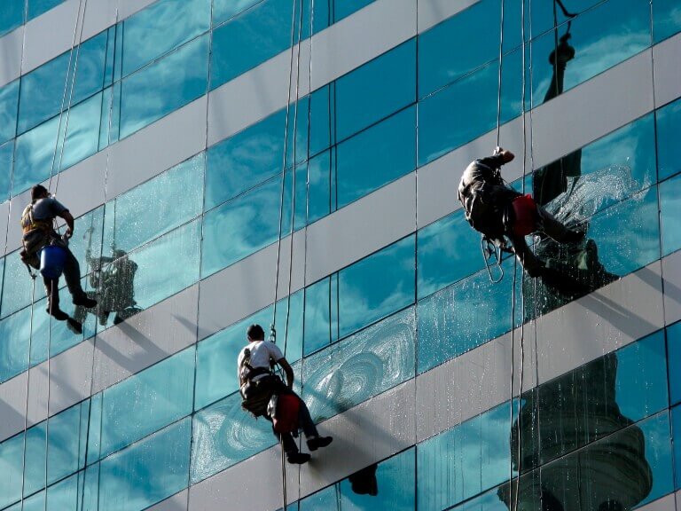 تنظيف الواجهات الزجاجية