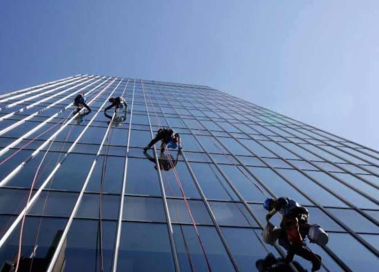 تنظيف الواجهات الزجاجية